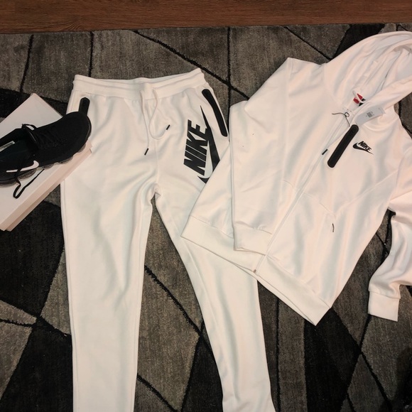 Men’s. NIKE suit with matching shoe Airmax - Picture 2 of 3